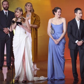 Céline tak chvíli působila na jevišti jako páté kolo u vozu. 