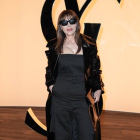 V obecenstvu se rozhodně neztratila ani herečka Monica Bellucci (59). V černém lesklém koženém kabátě a overalu stejné barvy byla nepřehlédnutelná v tom dobrém slova smyslu.