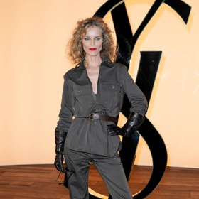 Česká supermodelka Eva Herzigová (50) zazářila na pařížském týdnu módy v saténovém kalhotovém kostýmu, jemuž dodala zvláštní prvek prostřednictvím kožených rukavic.