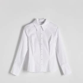 O příléhavou siluetu se postarají vertikální záševky. (Reserved, 699 Kč)