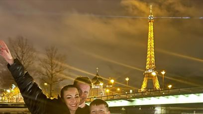 FOTO: Agáta s jejím manželem Mirkem vzali děti na výlet do Paříže. Navzdory nepříjemným incidentům, které Hanychová musela řešit zažila i okouzlující okamžik na dovolené. Na výletní lodi pod Eiffelovou věží vypadl její dceři první mléčný zub.