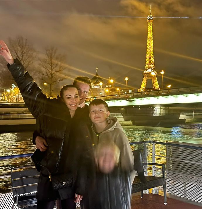 FOTO: Agáta s jejím manželem Mirkem vzali děti na výlet do Paříže. Navzdory nepříjemným incidentům, které Hanychová musela řešit zažila i okouzlující okamžik na dovolené. Na výletní lodi pod Eiffelovou věží vypadl její dceři první mléčný zub. – stránka 367