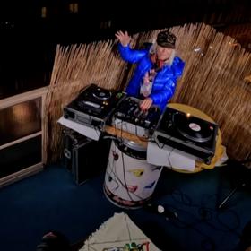 Věra Patt  po chvíli ze zábavy odešla, aby mohla připravovat další chody.