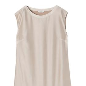 Model z hladkého a splývavého materiálu s křivkami paseku nenadělá. (Tatuum, 2 249 Kč)