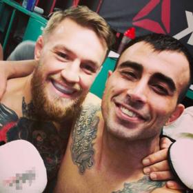 Makwana ve škole drsně šikanovali pro jeho odlišnost a celé dětství se neslo v neveselém duchu. Bojové sporty ani dělat nechtěl, ale rodina ho na ně přihlásila. A tak se ze šikanovaného dítěte stal národní reprezentant v zápasení a následovalo objevení talentu pro MMA, završené hvězdným debutem v UFC, kde zasadil KO po 8 vteřinách. Setkal se i s hvězdami, jako je Conor McGregor. 