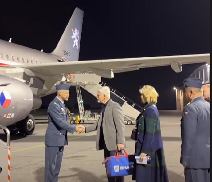 FOTO: Prezident Petr Pavel odletěl s manželkou do Lucemburska. – stránka 2198