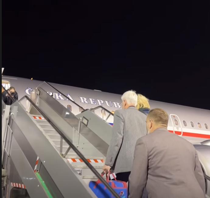 FOTO: Prezident Petr Pavel odletěl s manželkou do Lucemburska. – stránka 2199