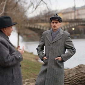 Ve dvoudílném historickém filmu Anatomie zrady byl za elegána.