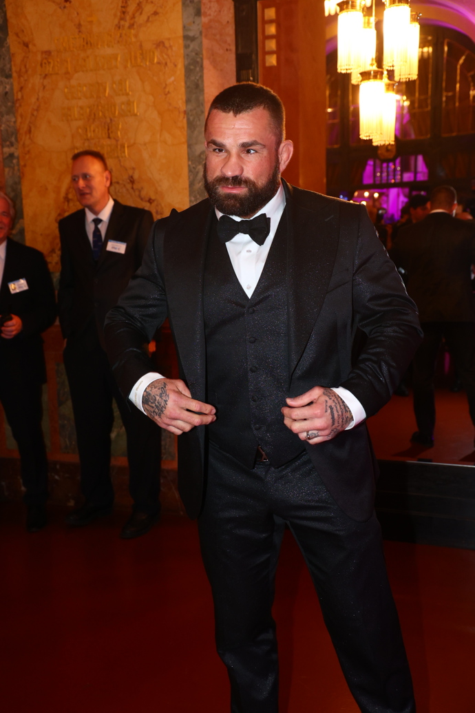 FOTO: Vémolu byste naštvat nechtěli ani na plese. – stránka 1140