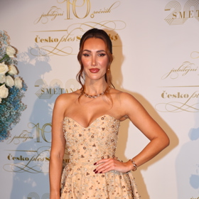 Modelka a prezidentka Miss Czech republic Taťána Makarenko v outfitu od dua módních návrhářů Poner. Součástí zapůjčených šatů bylo také bílé psaníčko.