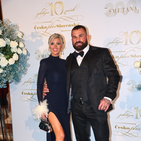 Lela Vémola s manželem Karlosem na letošním Česko-Slovenském plese v Obecním domě.