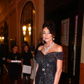 Sisa Sklovská se rozhodla vynést do pražského Obecního domu flitrovanou róbu.