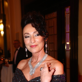 Sisa Sklovská se na pražský ples vyzdobila masivními stříbrnými šperky.