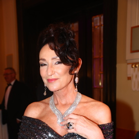 Sisa Sklovská tvrdí, že doma má velké náhrdelníky, které ovšem nosí jen k méně zdobným šatům.