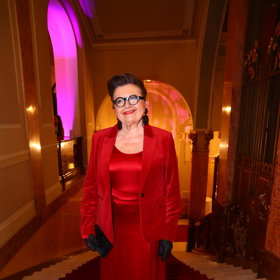 Herečka Zuzana Kronerová vyrazila v rudém sáčku na Česko-Slovenský ples.