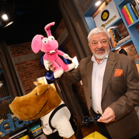 Vladimír Železný s ikonickými maskoty TV Nova.