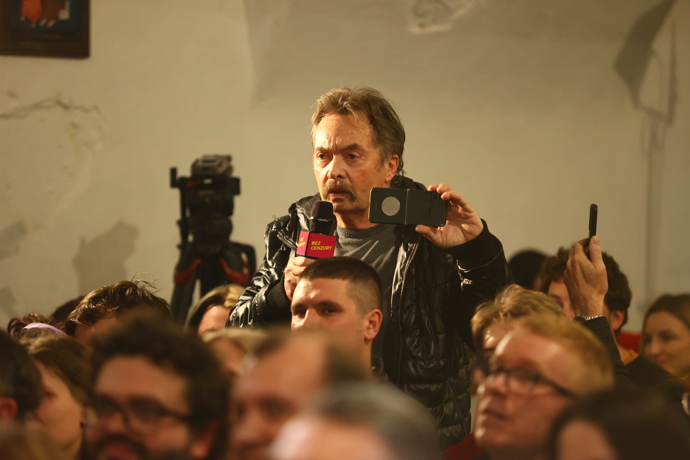FOTO: Nespokojený občan. – stránka 84