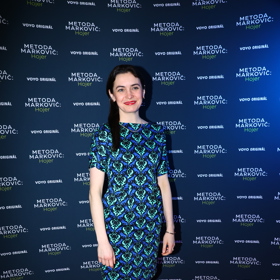 Herečka Sarah Haváčová zvolila na slavnostní událost modro-zelené koktejlové šaty v délce po kolena, které doplnila černými polobotkami.