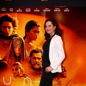 Herečka Barbora Kodetová přišla na pokračování filmu Duna v černém outfitu doplněném o bílé sáčko.