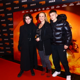 Linda Finková vyrazila do kina se synem Matyášem, jehož otcem je bavič Richard Genzer. Také oni se sladili do černé barvy.