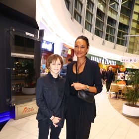 Moderátorka Lejla Abbasová se synem Davidem přišli oba v komplet černých outfitech. Syn Michaela Kocába, David, oblékl elegantní černou košili.