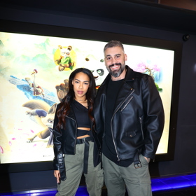 Influencerka Angie Mangombe a Muž roku Pepa Kůrka si do kina vyrazili jako sladěný pár v army khaki kalhotách.