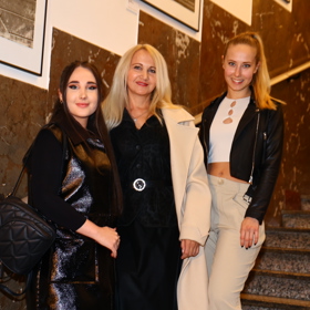 Premiéru filmu Superžena si nenechaly ujít ani její máma Šárka Grossová společně s Natálčinou starší sestrou Denisou.