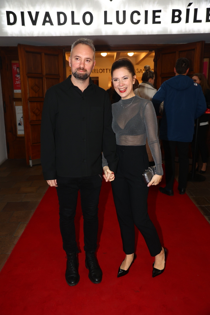 FOTO: Ivana Korolová vzala svého přítele na premiéru hry Jen pravdu, drahý do divadla Lucie Bílé. – stránka 29