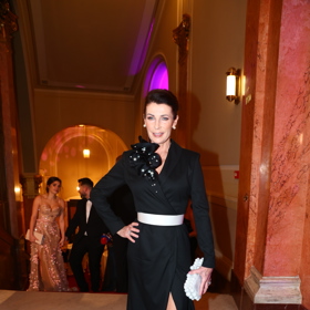 Daniela Dejdarová tentokrát zvolila černou róbu.