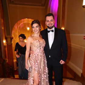 Denise Pfauserové dělal na plese společnost přítel Martin Kučera, otec jejího prvního dítěte.