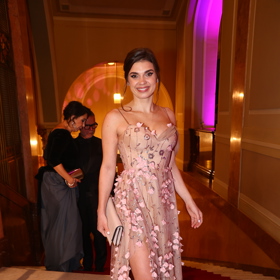 Herečka Denisa Pfauserová vynesla půvabné béžové šaty na špagetových ramínkách, o účes se postaralo Hair studio Honzy Kořínka.