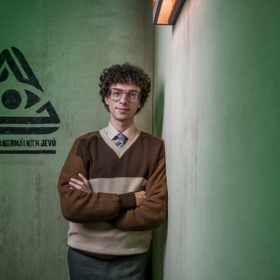 Vojta Bek (Jan Cina): Nováček. Právě dokončil vysokou. Je odborníkem na myší mozky. Dle jeho názoru paranormální jevy existují, jen je to třeba dokázat.