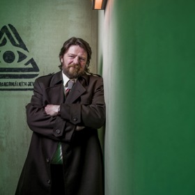 Jaroslav Hora (Leoš Noha): Estébák, pravá ruka Snížkové. Nemá rád násilí a potrpí si na administrativu.