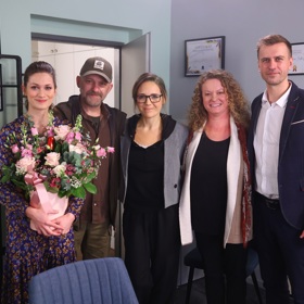 Veronika Čermák Macková se dočkala gratulací také od svých hereckých kolegů. Vedle Hynka Čermáka stojí Lucie Vondráčková, Kateřina Holánová a Ondřej Studénka.