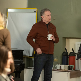 Nad Evženem se sbíhají mračna. Jeho kamarád Rosťa je abstinující alkoholik, ale možná do toho znovu spadne.