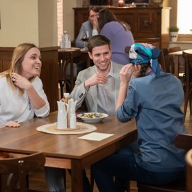 Ondřej hraje v seriálu Ulice Jirku Hložánka, který randí s Martinou (Natálie Holíková). 