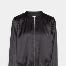 Vedle kožených bund rockerského a motrokářského vzhledu nechybí v garderobě depešáků ani klasický černý bomber. (Vila, 799 Kč)