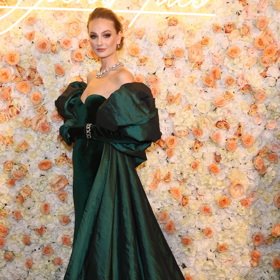 Modelka Tereza Fajksová naopak na Českém plese zaujala opulentní smaragdovou róbou z dílny návrháře Miroslava Michaela Knota.