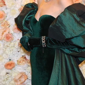 Součástí róby Terezy Fajksové byly také elegantní rukavičky.