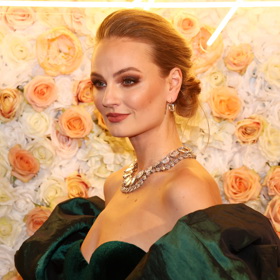 Modelka Tereza Fajksová šaty doplnila drdolem a blyštivým náhrdelníkem s velkými kameny.