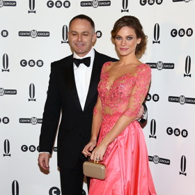 Andrea Verešová doplnila růžovou róbu zlatým psaníčkem. 