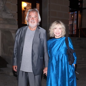 Jana Švandová doplňuje královsky modrou barvu černými doplňky. 