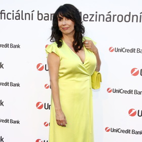 Výrazné barvy i pastelové tóny, v šatníku Nely Boudové najdete vše.