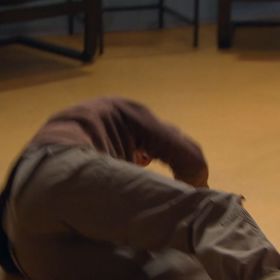 Tamara skončí na zemi.