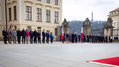 FOTO: Delegace vítá filipínského prezidenta u Pražského hradu.