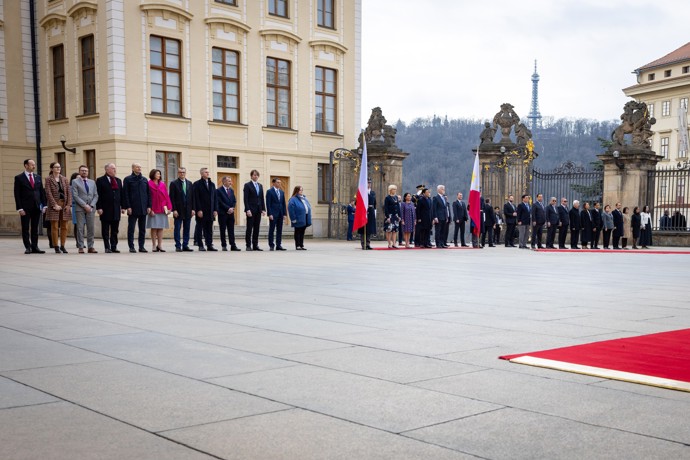 FOTO: Delegace vítá filipínského prezidenta u Pražského hradu. – stránka 884
