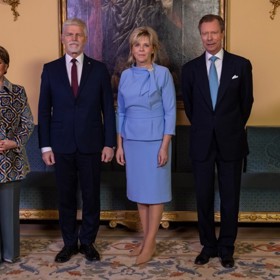 Eva Pavlová ve svých pastelově modrých šatech během státní návštěvy Lucemburska.