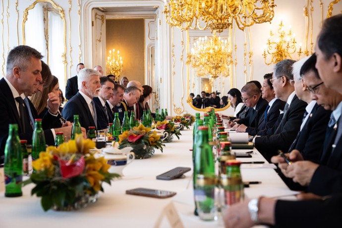 FOTO: Filipínský prezident dorazil na Hrad. – stránka 1975