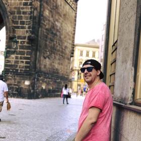 DJ Just Frost náhle zemřel.