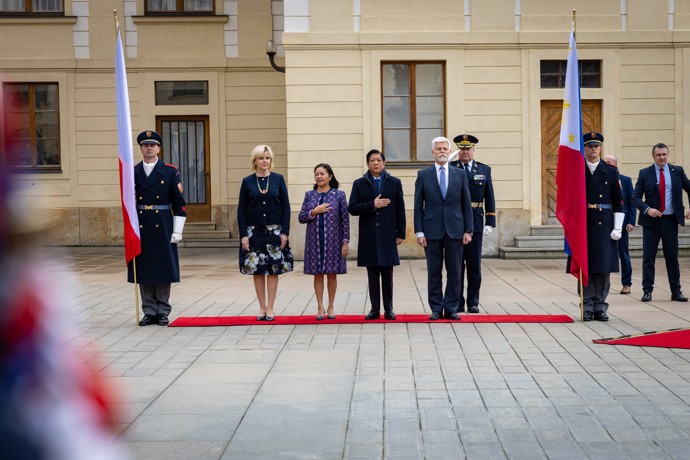 FOTO: Eva Pavlová přivítala návštěvu spolu s Petrem Pavlem. – stránka 1971